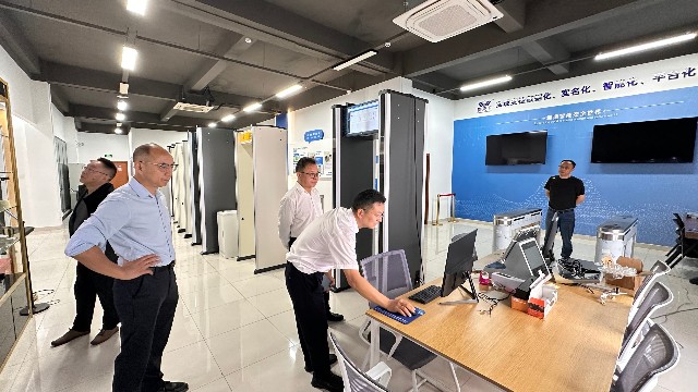 湖北崇陽領(lǐng)導(dǎo)蒞臨昆山三迅考察指導(dǎo)，智能安檢科技守護(hù)校園純凈環(huán)境