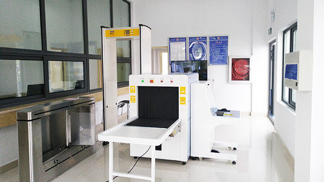 安檢門廠家告訴你工廠為什么要安裝安檢門？